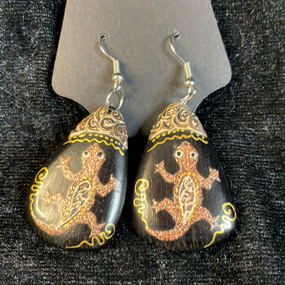 Vintage teardrop wood earrings with lizard design.